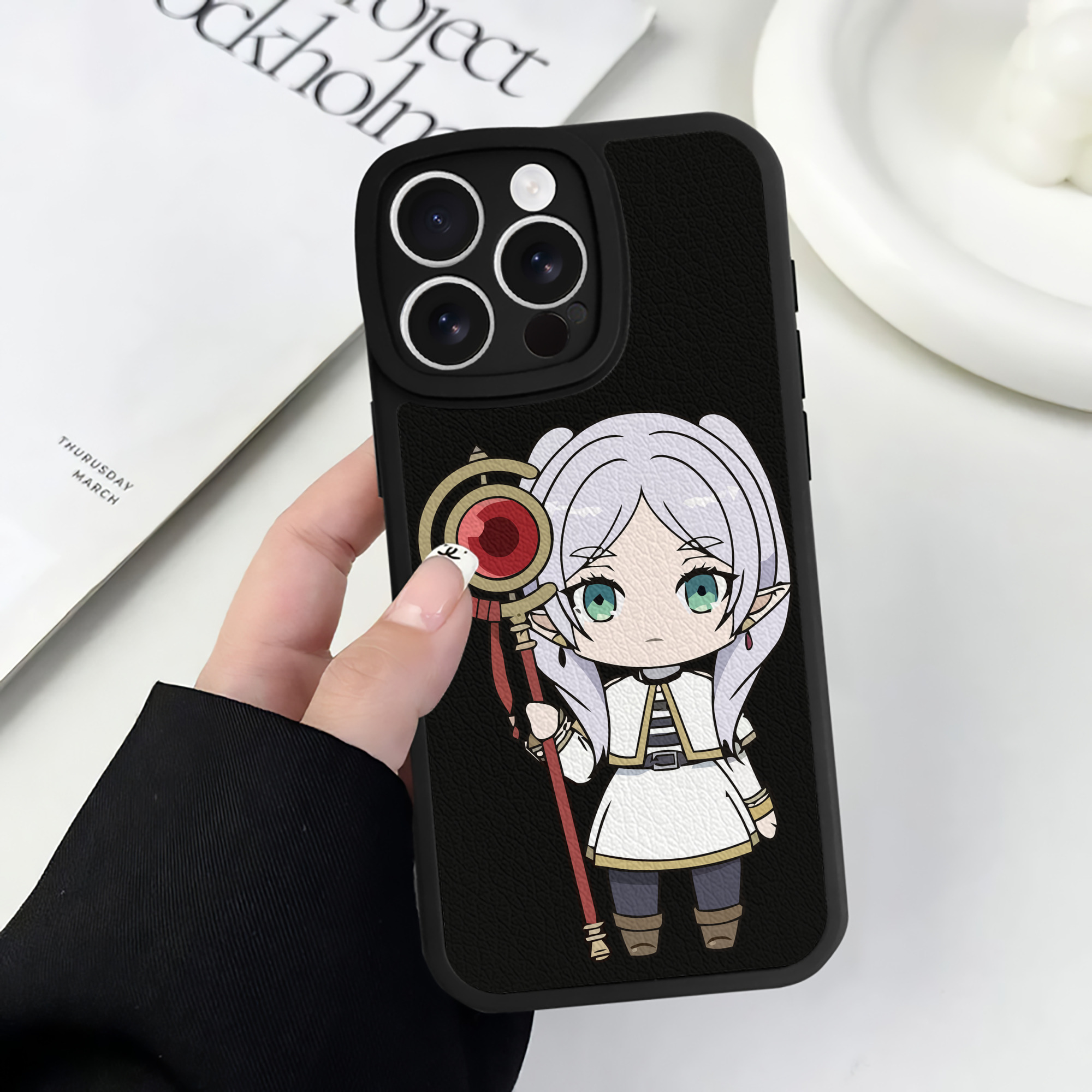 （画像用） 葬送のフリーレン Frieren 【iPhone 16シリーズ対応】シリコンスマホケース（レザー調） 材質：シリコン